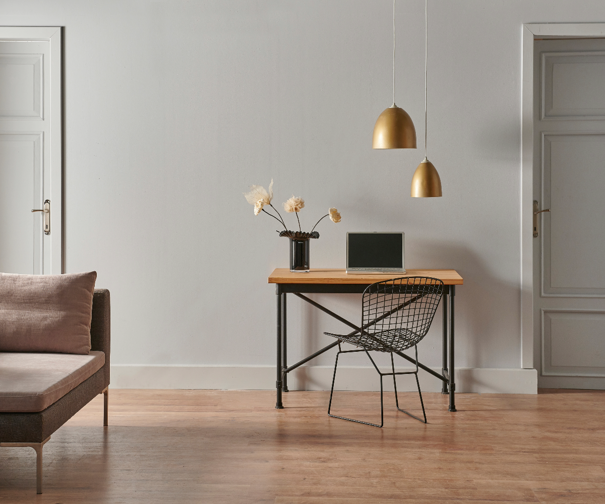 Ein Wohnzimmertisch aus Stahl mit einer Holzplatte und einem Stahlstuhl verschönern das Wohnzimmer im modernen Look.